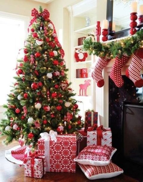 33 Cozy Red And White Christmas Décor Ideas - DigsDigs